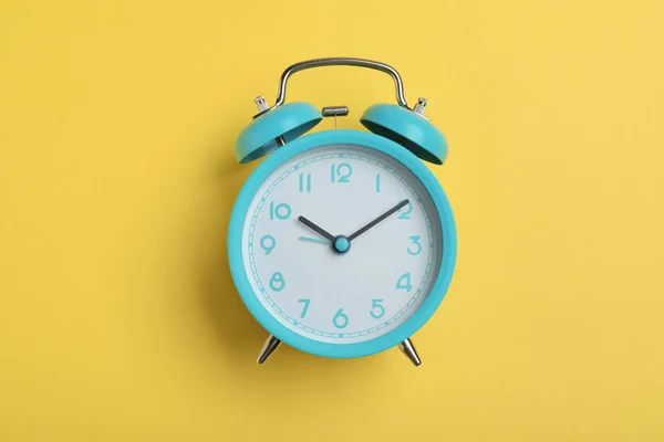 Reloj Despertador Sobre Fondo Amarillo Vista Superior Tiempo Escuela — Foto de Stock