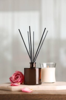 Ahşap masa üzerinde aromatik kamış oda spreyi ile kompozisyon