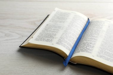 Beyaz ahşap masada İncil 'i açın. Hıristiyan dini kitabı