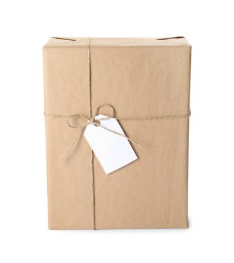 Kraft kağıdına sarılı hediye kutusu beyaz üzerine yay ve etiket ile izole