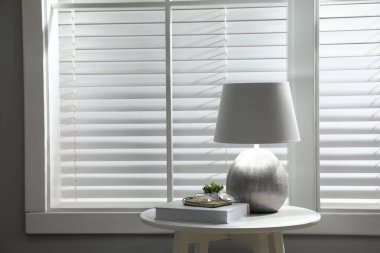 Masada şık lamba olan bir oda, metin için boşluk