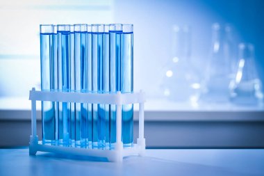 Laboratuvarda reaksiyonlu test tüpleri, metin için boşluk