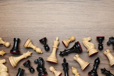 Tahta masanın üzerinde bir sürü farklı satranç taşı var. Metin için boşluk