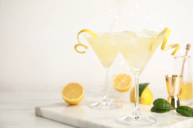 Lezzetli arı dizleri kokteylleri ve malzemeler beyaz masada, metin için yer var.