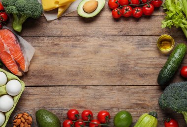 Tahta masadaki farklı ürünlerin çerçevesi, düz ve metin için yeri var. Keto diyeti