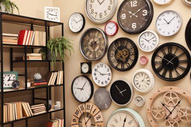 Duvar saati koleksiyonu olan şık bir oda.