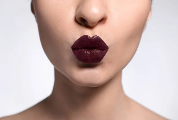 Mujer Joven Con Hermosos Labios Maquillaje Sobre Fondo Claro Primer — Foto de Stock