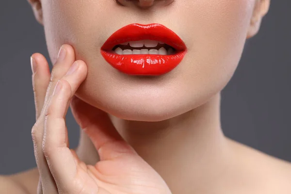 Młoda Kobieta Pięknymi Czerwonymi Ustami Szarym Tle Zbliżenie — Zdjęcie stockowe