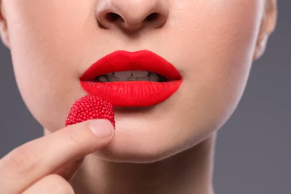 Mujer Joven Con Hermosos Labios Rojos Maquillaje Comer Dulces Sobre — Foto de Stock