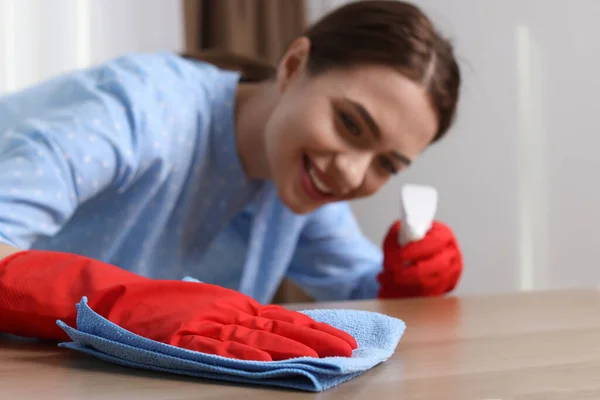 Ung Kvinna Rengöring Trä Bord Med Trasa Hemma Fokus Hand — Stockfoto