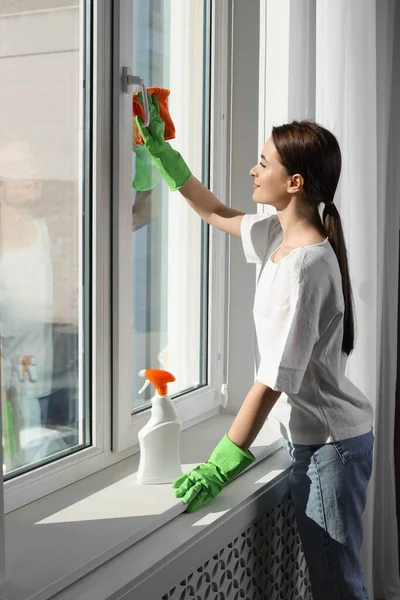 Jonge Vrouw Schoonmaken Raam Glas Met Vod Thuis — Stockfoto