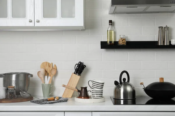 台所で異なる調理器具とカウンター — ストック写真
