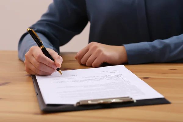 Zakenvrouw Tekent Contract Aan Houten Tafel Close Van Handen — Stockfoto