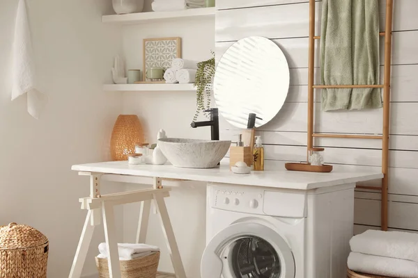 モダンな洗濯機付きのスタイリッシュなバスルームのインテリア — ストック写真
