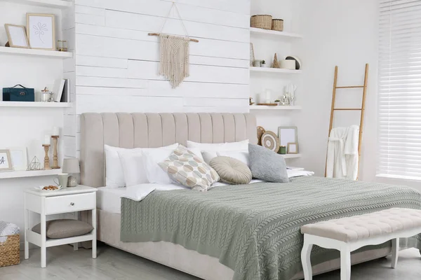 Stijlvol Interieur Met Groot Comfortabel Bed Wandplanken Mooie Decorelementen — Stockfoto