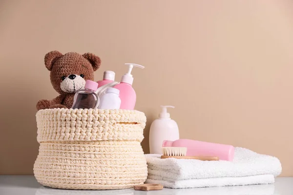 베이지 배경에 대하여 아기용 화장품 목욕용 액세서리 장난감 질그릇 — 스톡 사진
