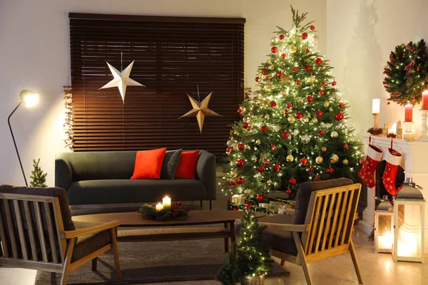 Cozy Salon Intérieur Avec Beau Sapin Noël Cheminée — Photo