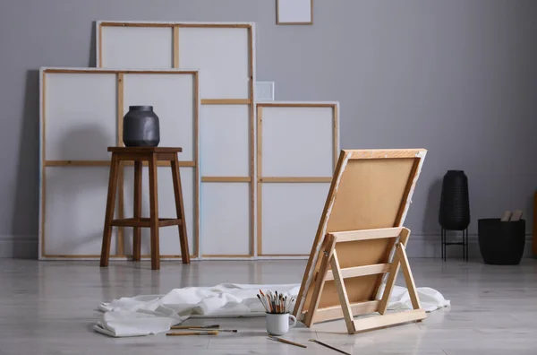 Stijlvol Atelierinterieur Met Canvas Penselen — Stockfoto