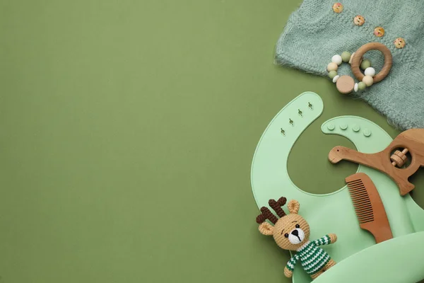 Composición Plana Con Accesorios Para Bebés Babero Sobre Fondo Verde —  Fotos de Stock