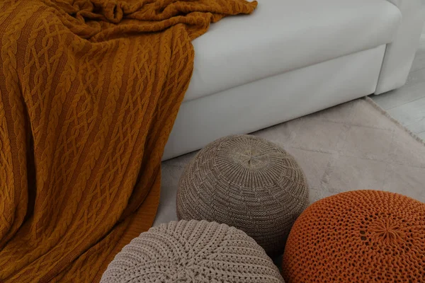 Oturma Odasındaki Beyaz Kanepenin Yanında Farklı Tarz Puflar Tasarım — Stok fotoğraf