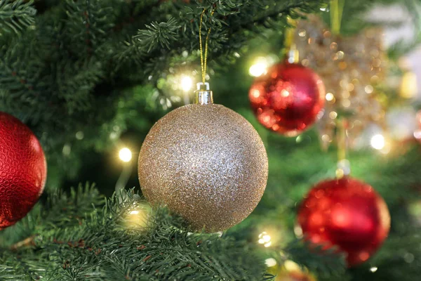 Prachtig Versierde Kerstboom Met Kerstbal Close — Stockfoto
