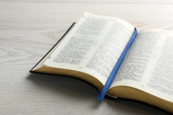 Bibbia Aperta Tavolo Legno Bianco Libro Religioso Cristiano — Foto Stock