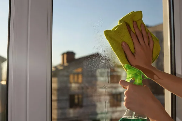 Mujer Joven Limpiando Vidrio Ventana Con Trapo Detergente Casa Primer — Foto de Stock