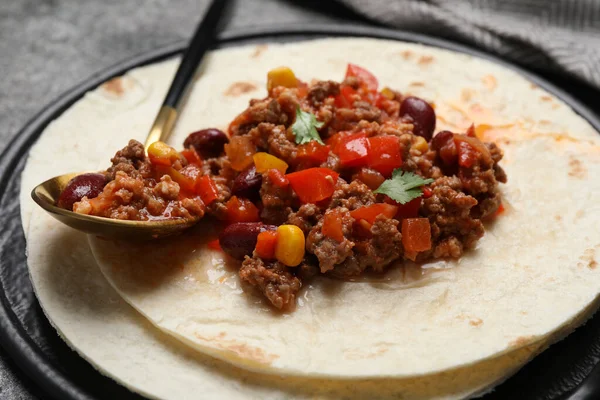 Gustoso Chili Con Carne Con Tortilla Sul Tavolo Grigio Primo — Foto Stock