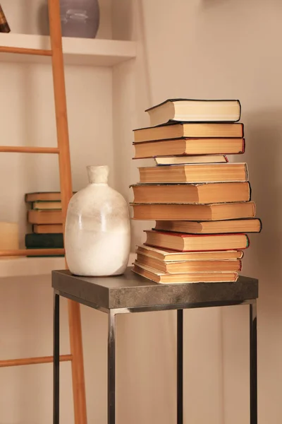 Montón Diferentes Libros Jarrones Mesa Cerca Los Estantes Biblioteca Casa —  Fotos de Stock