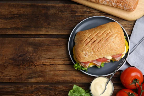 Heerlijke Sandwich Met Groenten Ham Mayonaise Geserveerd Houten Tafel Plat — Stockfoto