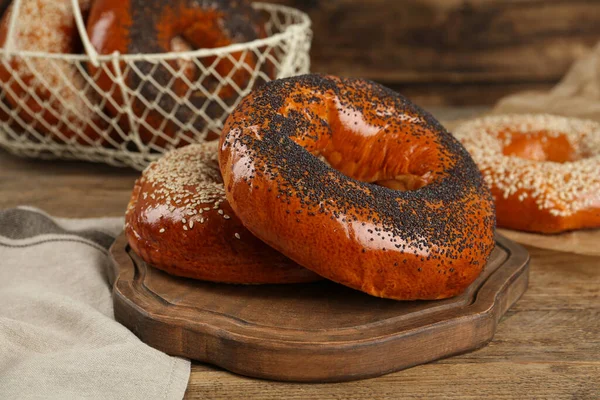 Tahta masada haşhaş ve susam tohumlu leziz taze simit.