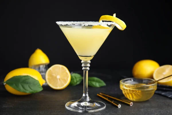 Köstlicher Bienenknies Cocktail Und Zutaten Auf Schwarzem Tisch — Stockfoto