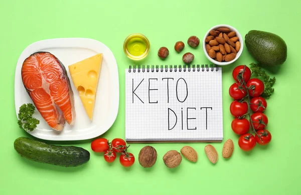 Notizbuch Mit Satz Keto Diet Und Verschiedenen Produkten Auf Hellgrünem — Stockfoto