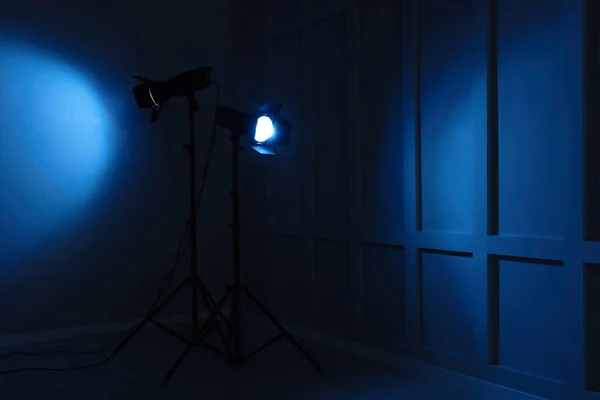 Proyectores Azules Brillantes Cerca Pared Habitación Oscura Espacio Para Texto —  Fotos de Stock