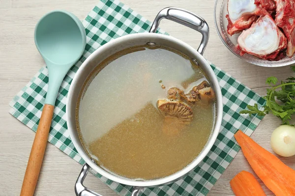 Delicioso Caldo Osso Caseiro Ingredientes Mesa Madeira Branca Flat Lay — Fotografia de Stock