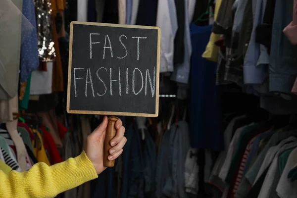 Femme Tenant Petit Tableau Avec Phrase Fast Fashion Dans Magasin — Photo