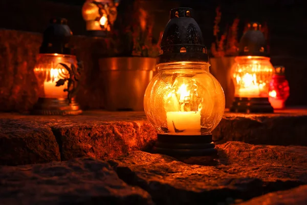 Různé Hrobové Lucerny Hořícími Svíčkami Kamenném Povrchu Noci — Stock fotografie