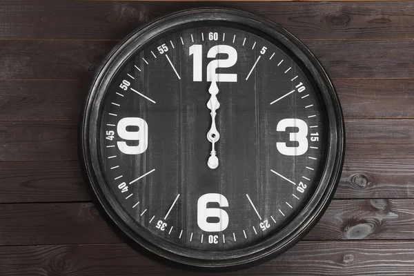 木製の壁に掛けられたスタイリッシュなアナログ時計 — ストック写真