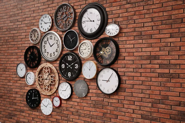 Collection Horloges Suspendues Mur Briques Rouges — Photo