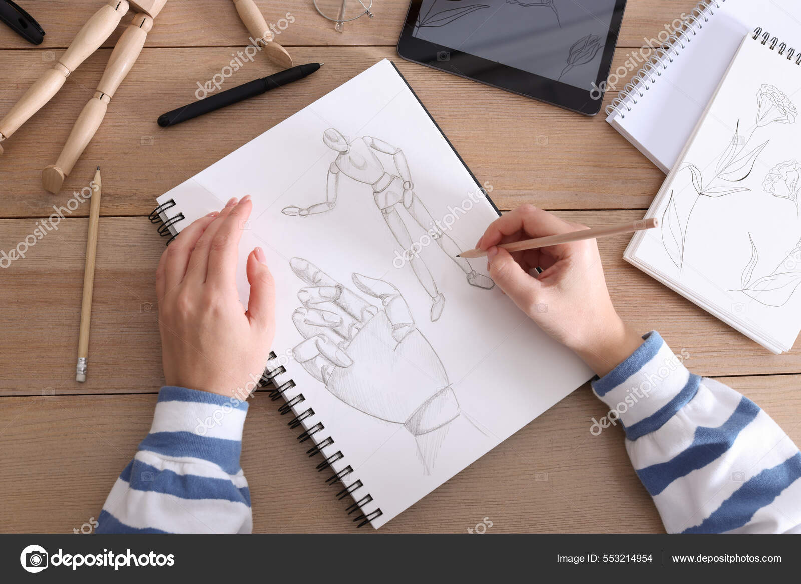 Dibujo Mujer Cuaderno Dibujo Con Lápiz Mesa Madera Vista Superior:  fotografía de stock © NewAfrica #553214954