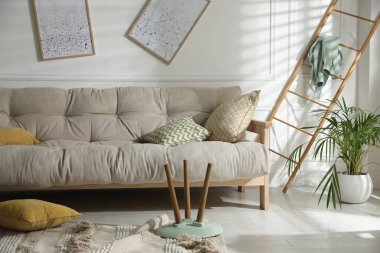 Depremden sonra dağınık oturma odasına bak