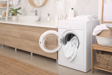 Modern çamaşır makinesiyle banyo iç dekorasyonu.