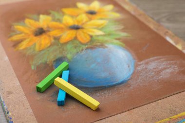 Masada güzel sarı çiçekler ve pastel renkler, yakın plan.