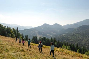 Dağlarda, arka planda yürüyen bir grup turist