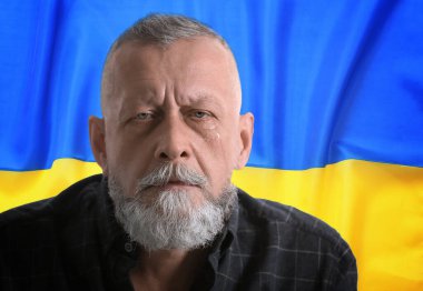 Arka planda kıdemli ve ulusal bayrak var. Ukrayna 'daki savaşı durdurun.