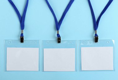 Açık mavi arka planda boş rozetler, düz yatış. Tasarım için model