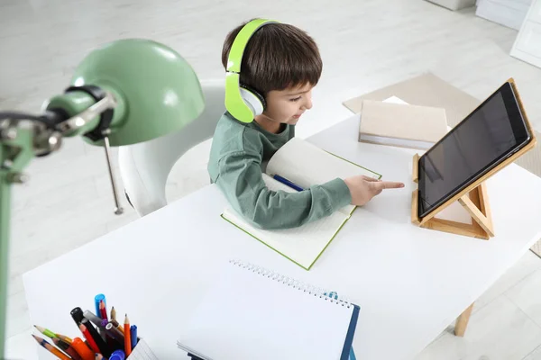 Menino Bonito Com Tablet Moderno Estudando Line Casa Learning — Fotografia de Stock