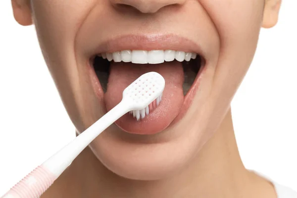 Wanita Menggosok Gigi Pada Latar Belakang Putih Menutup Perawatan Gigi — Stok Foto