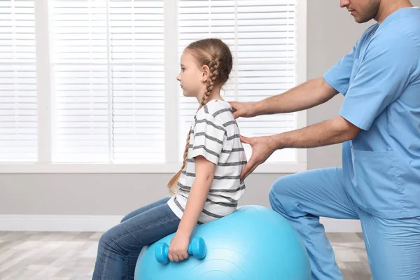 Ortopedista Ajudando Criança Fazer Exercício Com Halteres Clínica Close Tratamento — Fotografia de Stock