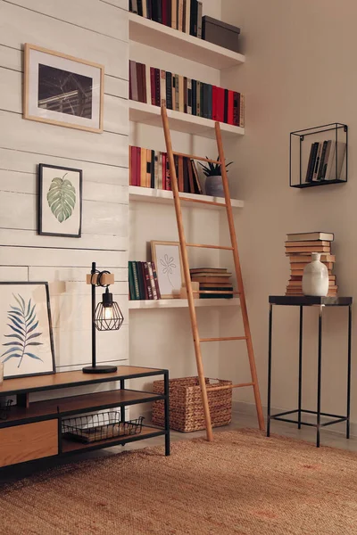 Home Biblioteca Interior Com Mobiliário Moderno Coleção Diferentes Livros Prateleiras — Fotografia de Stock